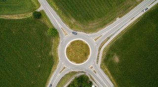 Mann fährt wochenlang falsch herum in Kreisverkehr