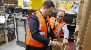 NRW-Minister verpackt Pakete bei Amazon nahe Steinheim: Was dahinter steckt