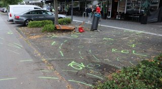 Video nach heftigem Unfall in Bielefeld: Zeugen versuchen Fahrer zu stoppen