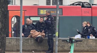 Bielefelder an Stadtbahnhaltestelle völlig ausgerastet - Polizei sucht Zeugen