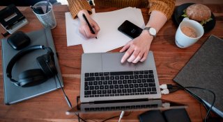 Jeder Sechste sorgt sich wegen KI um eigenen Arbeitsplatz