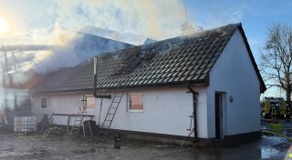 Dachstuhlbrand in landwirtschaftlichem Betrieb bei Salzkotten - fünfstelliger Sachschaden
