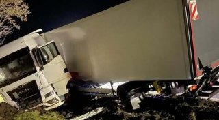 Glätte-Unfälle im Kreis Höxter: Lkw rutscht bei Borgentreich in Graben