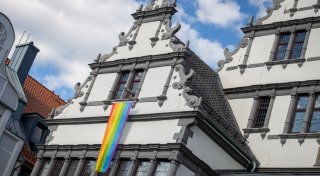 Abstimmung über Regenbogen-Flagge in Hövelhof ausgebremst