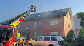 Paderborner Feuerwehr rettet 13 Bewohner aus Dachgeschoss - Verdacht auf Brandstiftung