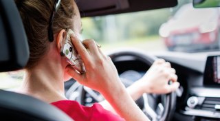 Lebensgefährlich und teuer: Polizei nimmt im Kreis Herford Handy-Sünder ins Visier