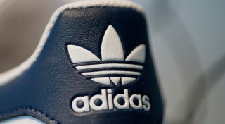 Adidas erhöht Jahresprognose erneut