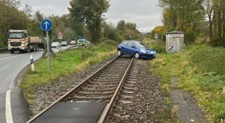 Skurriler Unfall bei Höxter: Auto landet auf Gleisen