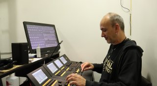 Zwischen Knöpfen und Kabeln: Wo in der Löhner Werretalhalle für die passende Technik gesorgt wird