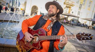 „Ich soll dafür zahlen?“: Bielefelder Straßenmusiker ist sauer auf die Stadt