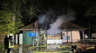 Brand an Kiosk am Gütersloher Stadtpark löst Feuerwehreinsatz aus - Polizei ermittelt