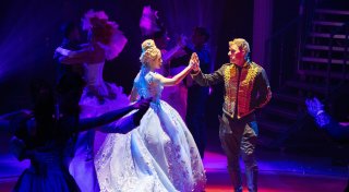 Viele Fotos vom Paderborner Weihnachtscircus: Das erwartet Besucher beim Cinderella-Stück
