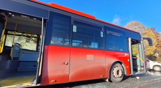 Bus fährt an der Dünner Straße in Bünde auf Pkw auf