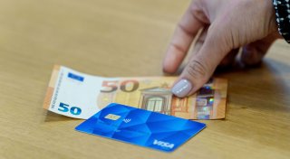 Gutschein gegen Bargeld: Wird die Bezahlkarte wirklich missbraucht?