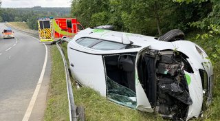 Auto überschlägt Leitplanke: Fahrerin muss durch Frontscheibe befreit werden
