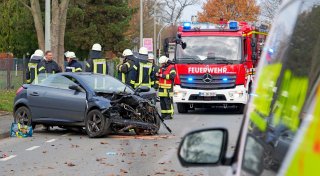 Fahrer flieht vor Polizei - Auto zerschellt an Baum im Kreis Paderborn