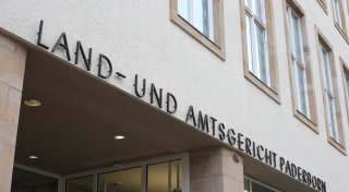 Häftling wird in der JVA Hövelhof von Mitgefangenen gequält