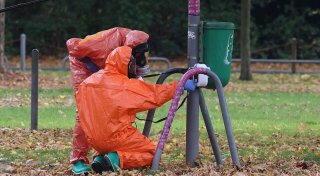 Feuerwehr untersucht Chemie-Gefahr durch Tasche im Müll