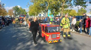 Verrückt nach Feuerwehr: Einzigartiges E-Auto für Kids feiert in Warburg Premiere