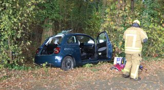 Kleinwagen prallt bei Delbrück frontal gegen Straßenbaum