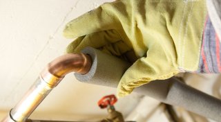 Wenig investieren, viel Energie sparen: Heizrohre isolieren