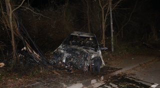 BMW prallt in Löhne gegen Baum und brennt aus