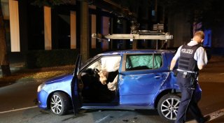 Unfall in Bielefeld: Auto kippt auf die Seite, Fahrer flieht aus Unfallwrack