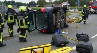 Feuerwehr Hövelhof rettet eingeschlossene Fahrerin aus Unfallauto