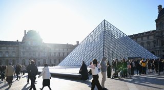 TikToker hängen kurzzeitig eigenes Bild in Louvre