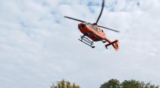 Frau bei Brand im Kreis Gütersloh schwer verletzt - Rettungshubschrauber landet