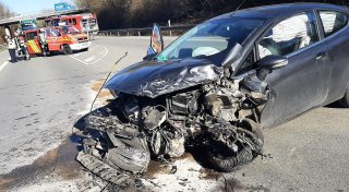 Schwerer Unfall auf der B252 zwischen Brakel und Warburg