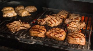 Fleischhändler auf Bünder Wochenmarkt: Sind Bauern, Schlachter und Fleischesser allesamt Mörder?