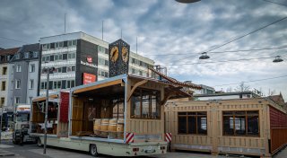 Jetzt wird die riesige Weihnachtspyramide auf dem Jahnplatz aufgebaut