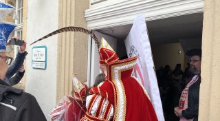 Das Rathaus in Peckelsheim steht zu Karneval vor stürmischen Zeiten
