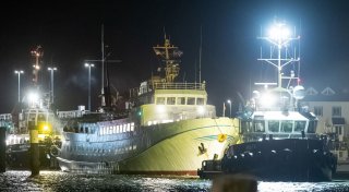 Manövrierunfähige Helgolandfähre zum Festland geschleppt