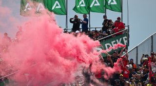 Sachsenring: Viele Stürze, Marc Márquez siegt bei Jubiläum