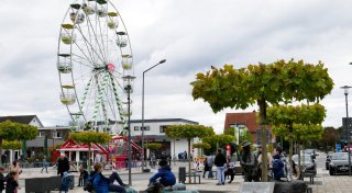 Bürgermeister meistert den Festbieranstich beim Hövelmarkt mit dem ersten Schlag