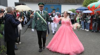 Königin in knalligem Pink: großer Applaus für das Leiberger Königspaar