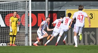 2:1-Sieg in Paderborn: Köln erkämpft sich Tabellenspitze