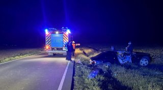 Schwerer Unfall in Bielefeld: 20-jähriger wird aus Auto auf Feld geschleudert