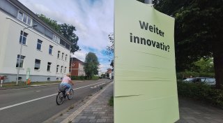 Nur ein Slogan: Mysteriöse Plakat-Aktion einer Partei in Bünde sorgt für Irritation