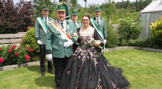 Beim Schützenfest in Schwaney gibt es eine Königin in Schwarz mit Blümchen