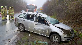 Auto überschlägt sich auf B64 bei Paderborn - zwei Verletzte