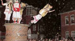 Frauen schlagen zum Nikolaustag? Borkums Insulaner verteidigen das Ritual