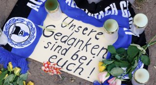 Polizisten loben Arminia-Fans nach Messer-Anschlag: „Ohne Euch hätte es Tote gegeben“