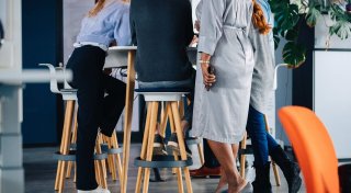 Rücken schmerzt bei langem Stehen? Diese Tipps helfen