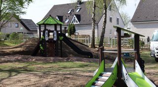 Ein Löhner Spielplatz nach dem anderen: Neue Rutschen und Türme an der Gellertstraße