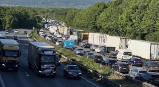 Rettungshubschrauber im Einsatz: Zwei Verletzte bei Unfall auf der A2 bei Bielefeld