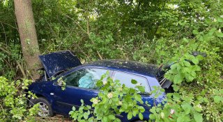 70-Jähriger bei Unfall in Gütersloh schwer verletzt - Auto prallt gegen Baum
