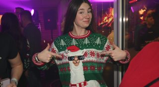 Strickwaren-Wettbewerb: Höxter feiert die leuchtendsten Ugly-Christmas-Sweater